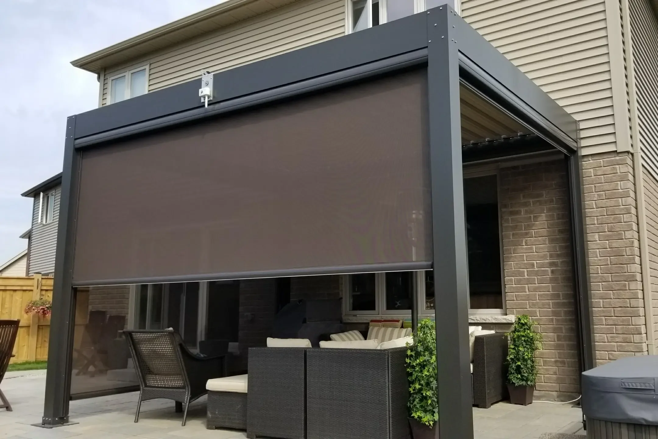 Pergola à persiennes en aluminium bioclimatique, parasol de jardin extérieur dans la cour de la maison