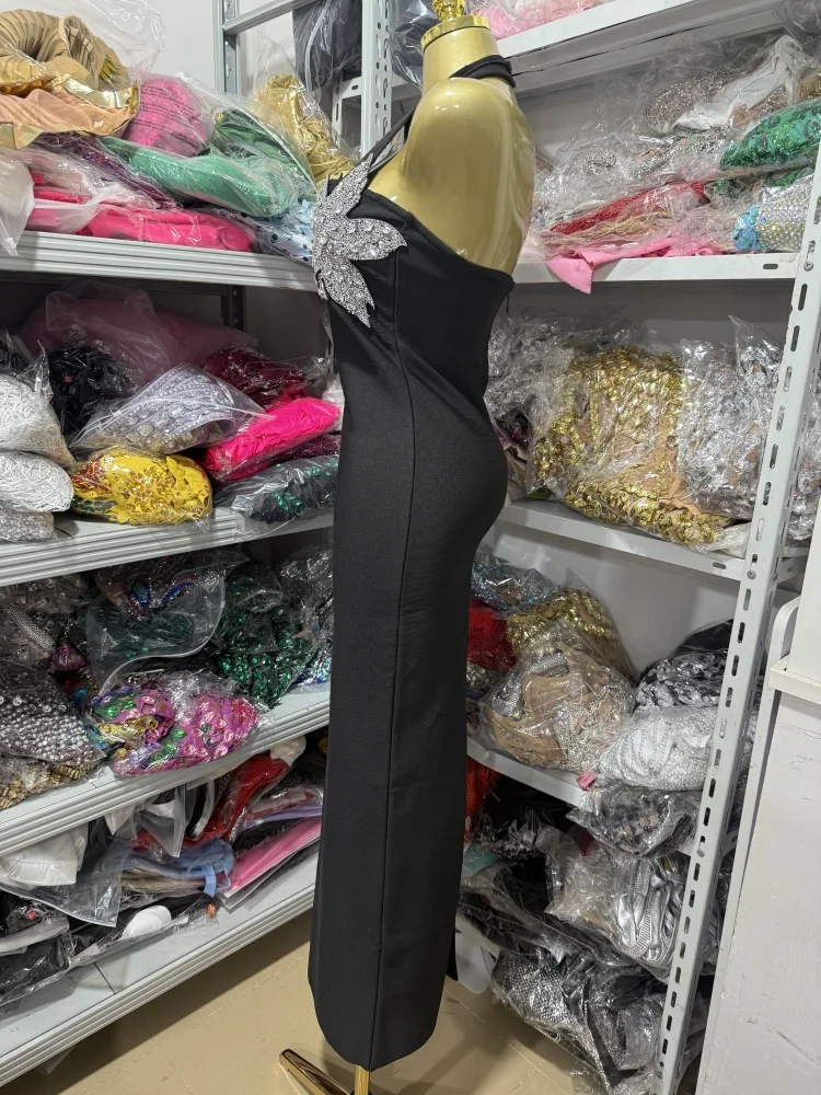 فستان أسود، مثير برقبة رسن مع زخارف أوراق الماس، حقيبة ضيقة بدون ظهر، فستان طويل بأشرطة على الورك، للعشاء #4