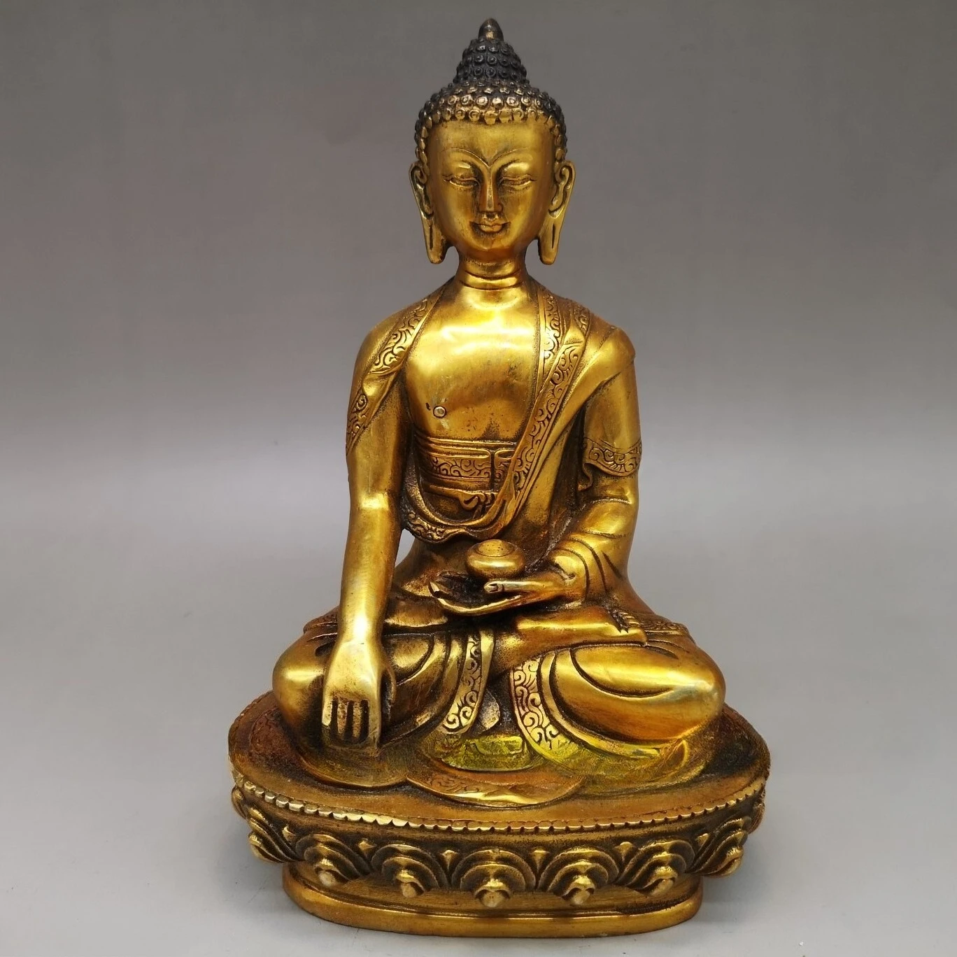 

Антикварный старый храм, гадание, золотая бронзовая статуя Будды, Шакьямуни, скульптура