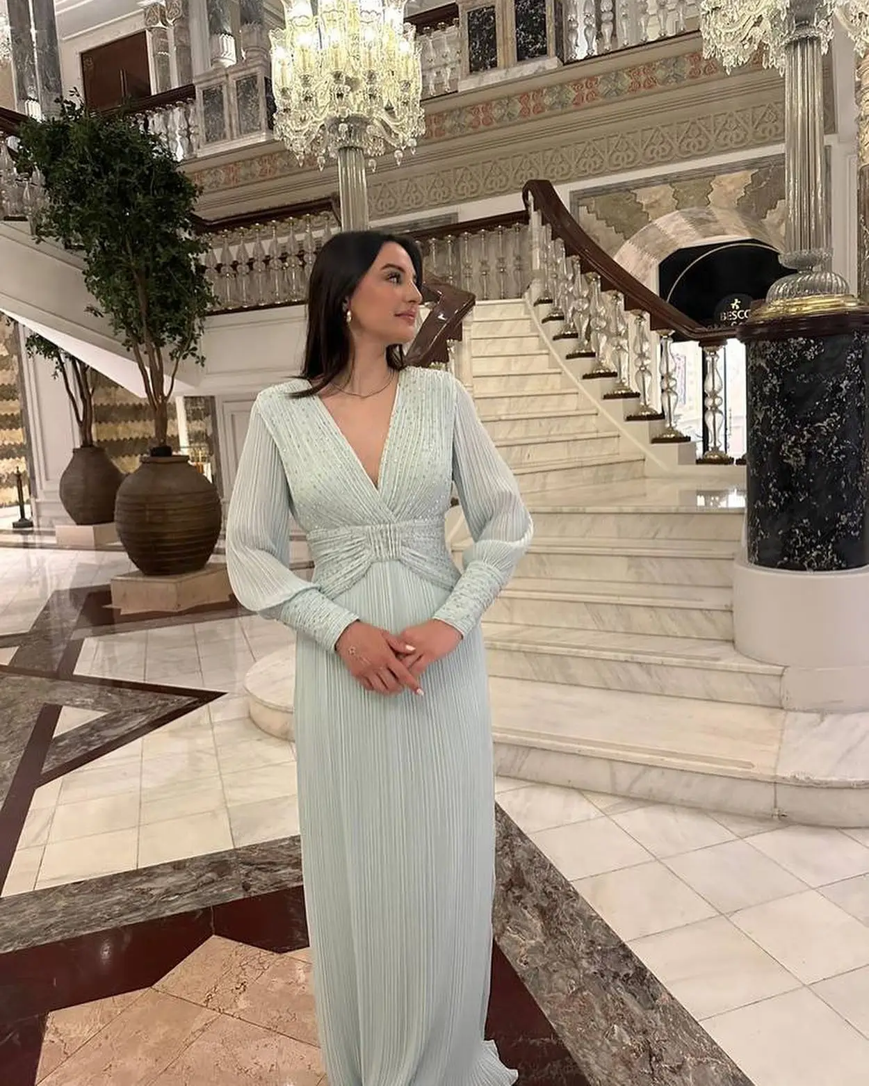 

Customized Modern V-Neck Chiffon Long Sleeves Crystal Evening Dress Temperament Pleats Photo Color Sweep Train Robe de soirée