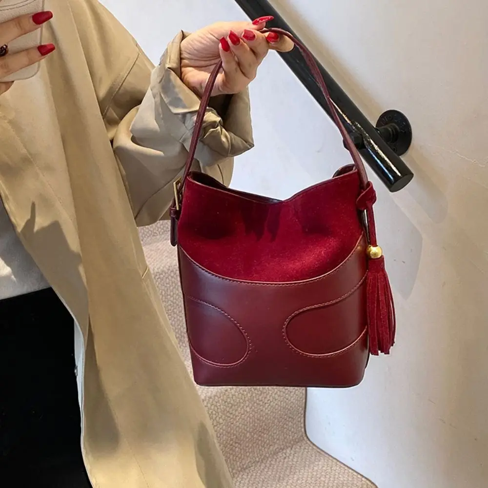 

Сумка-ведро из искусственной замши с кисточками и подвеской, сумка на плечо, большая вместительная сумка-хобо с напуском, однотонная большая сумка, уличная одежда