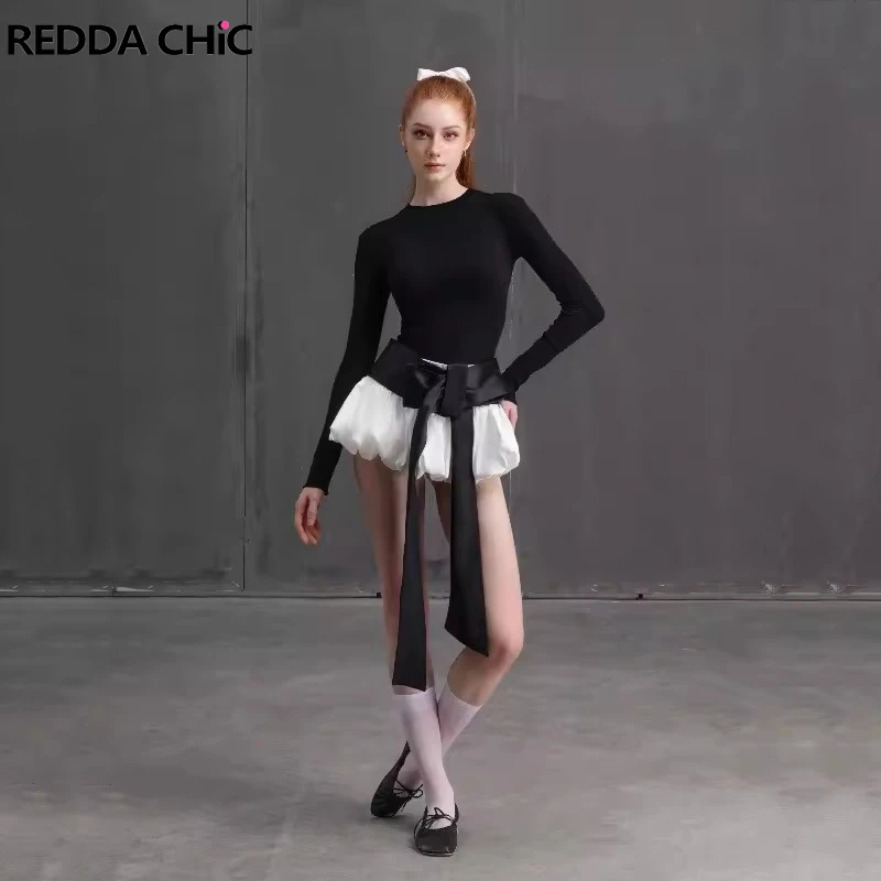 

Женский топ и мини-юбка ReddaChic, комплект из 2 предметов, бандажная футболка с длинными рукавами и вырезами на спине, двухцветная юбка в стиле ретро с бантом и бутонами, Y2k одежда