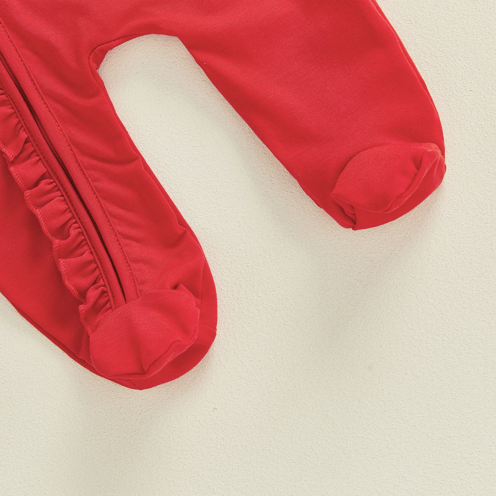 ชุดวันวาเลนไทน์สำหรับเด็กทารกแรกเกิด ลายตัวอักษร แต่งระบาย ซิปหน้า คอกลม แขนยาว ชุดรอมเปอร์แบบมีที่คลุมเท้า พร้อมที่คาดผม ชุด 2 ชิ้น