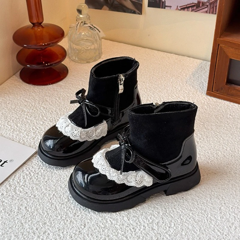 2025 موضة بنات جديد حذاء من الجلد الخريف الاطفال السببية أحذية بوت قصيرة ريترو ستايل الدانتيل تقليم الطفل الأحذية الجلدية Zapatos De Mujer