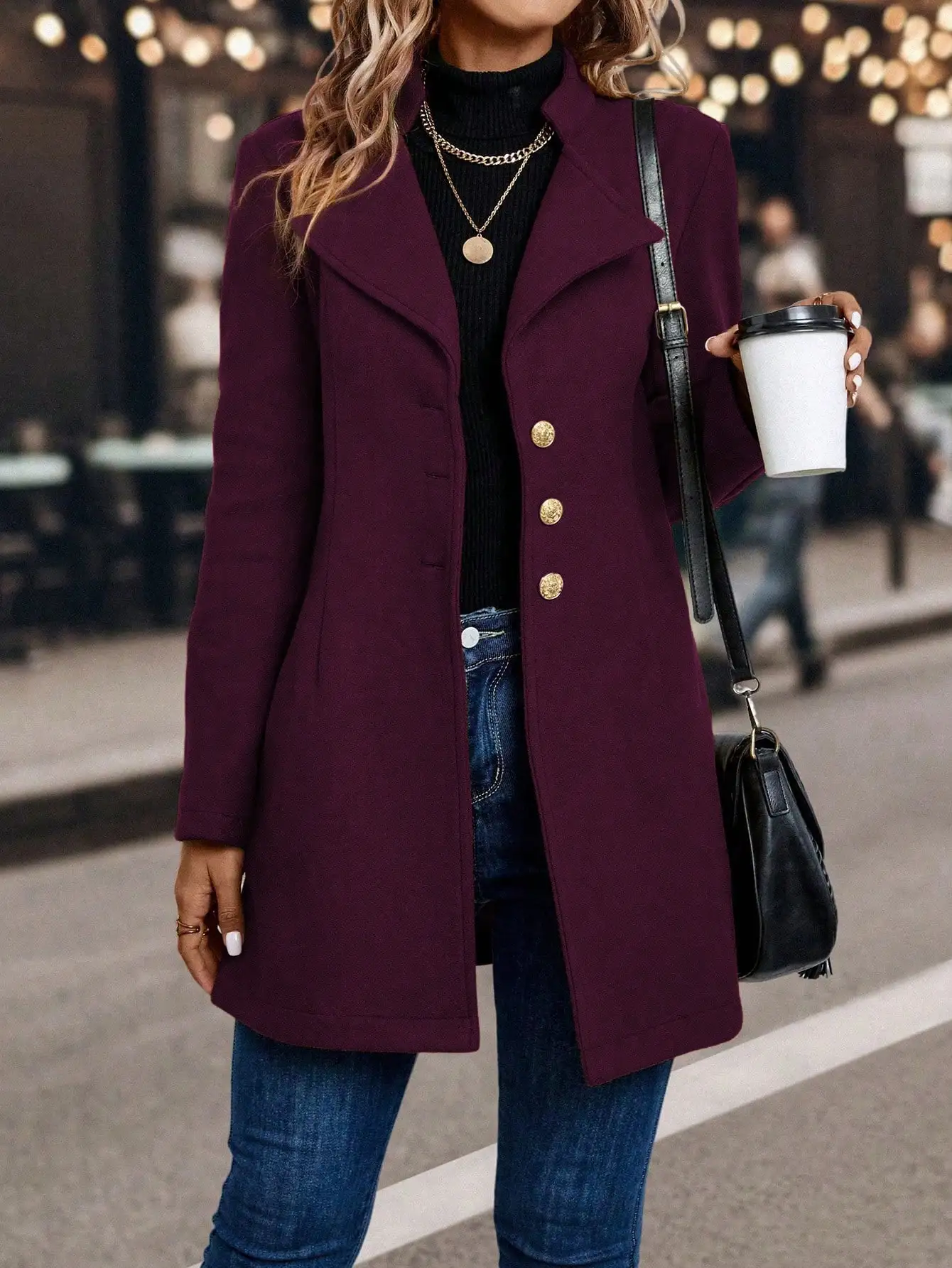 Damski burgundowy płaszcz jednorzędowy z długim krojem i złotymi guzikami, elegancka odzież wierzchnia na jesień i zimę.