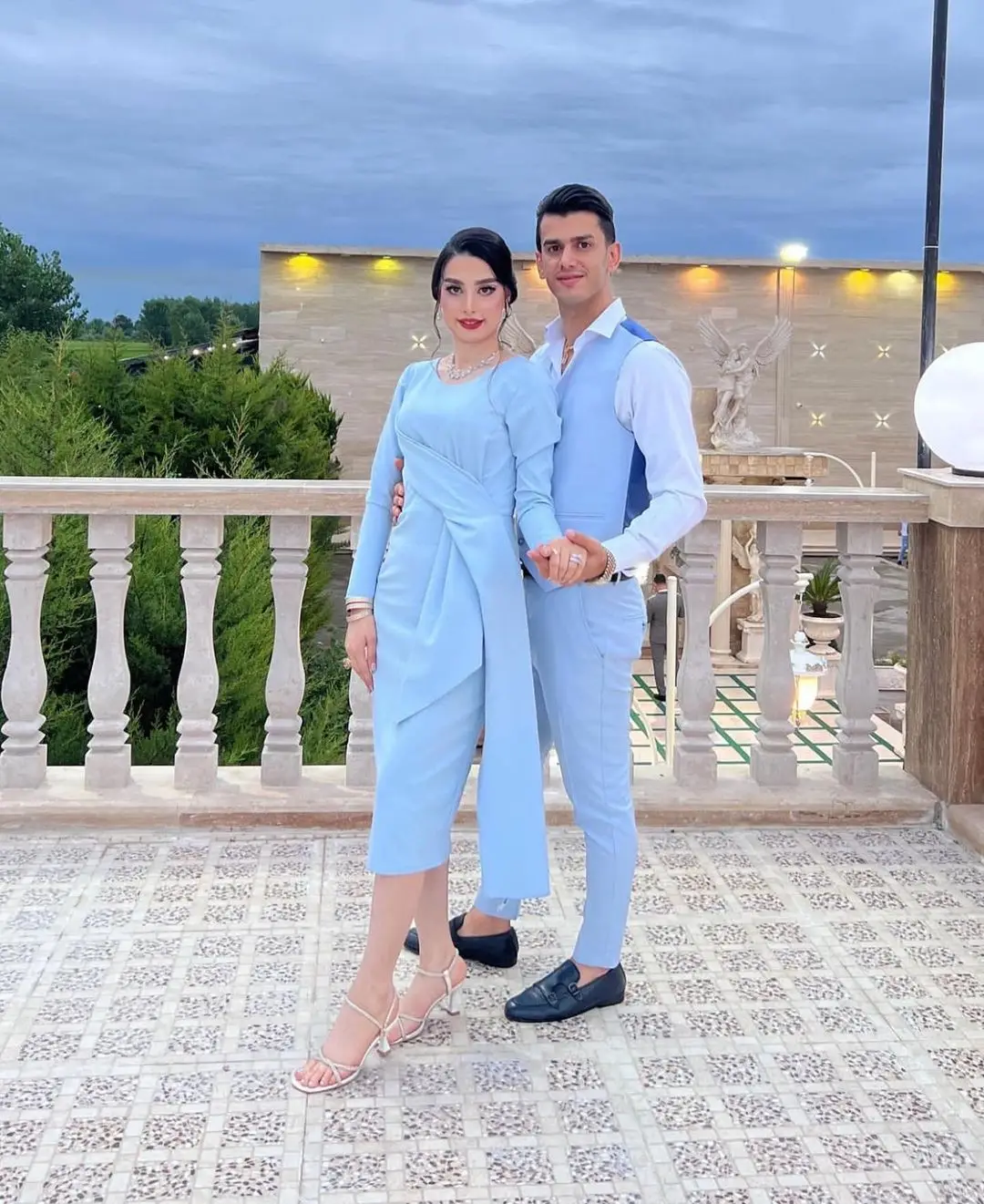 

Vintage Long Sleeves O-Neck Prom Dresses Straight Light Sky Blue Satin Tea Length Party Dresses