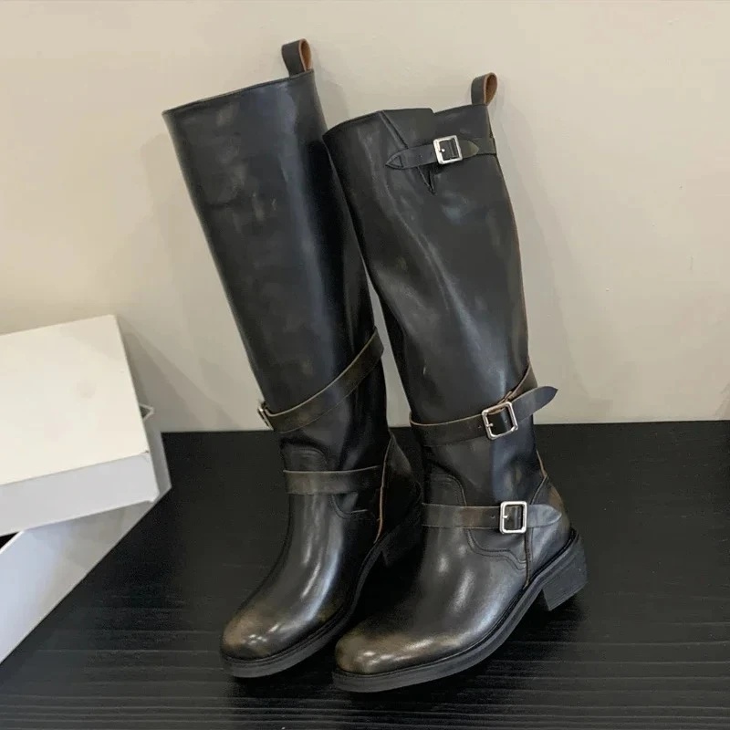 

Aneikeh/зимние модные женские сапоги до колена высокого качества с круглым носком, дизайнерские ботильоны с пряжкой на ремне, туфли на квадратном низком каблуке