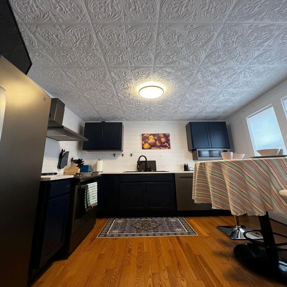 CEILINGS R139 Azulejo de teto com colagem de espuma prateada espanhola (128 m2. pés/estojo), pacote de 48, preto fosco