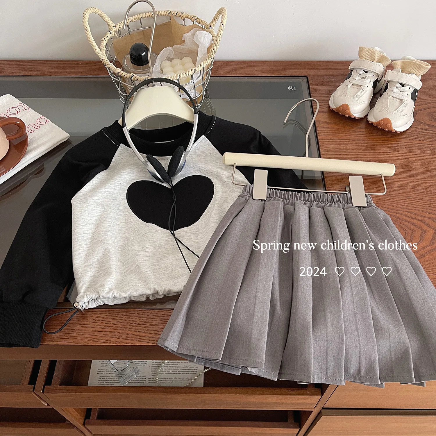 

Весна 2023 года, свитшот с длинными рукавами в корейском стиле для девочек и плиссированные юбки, комплект из 2 предметов, модная повседневная детская легкая подходящая одежда