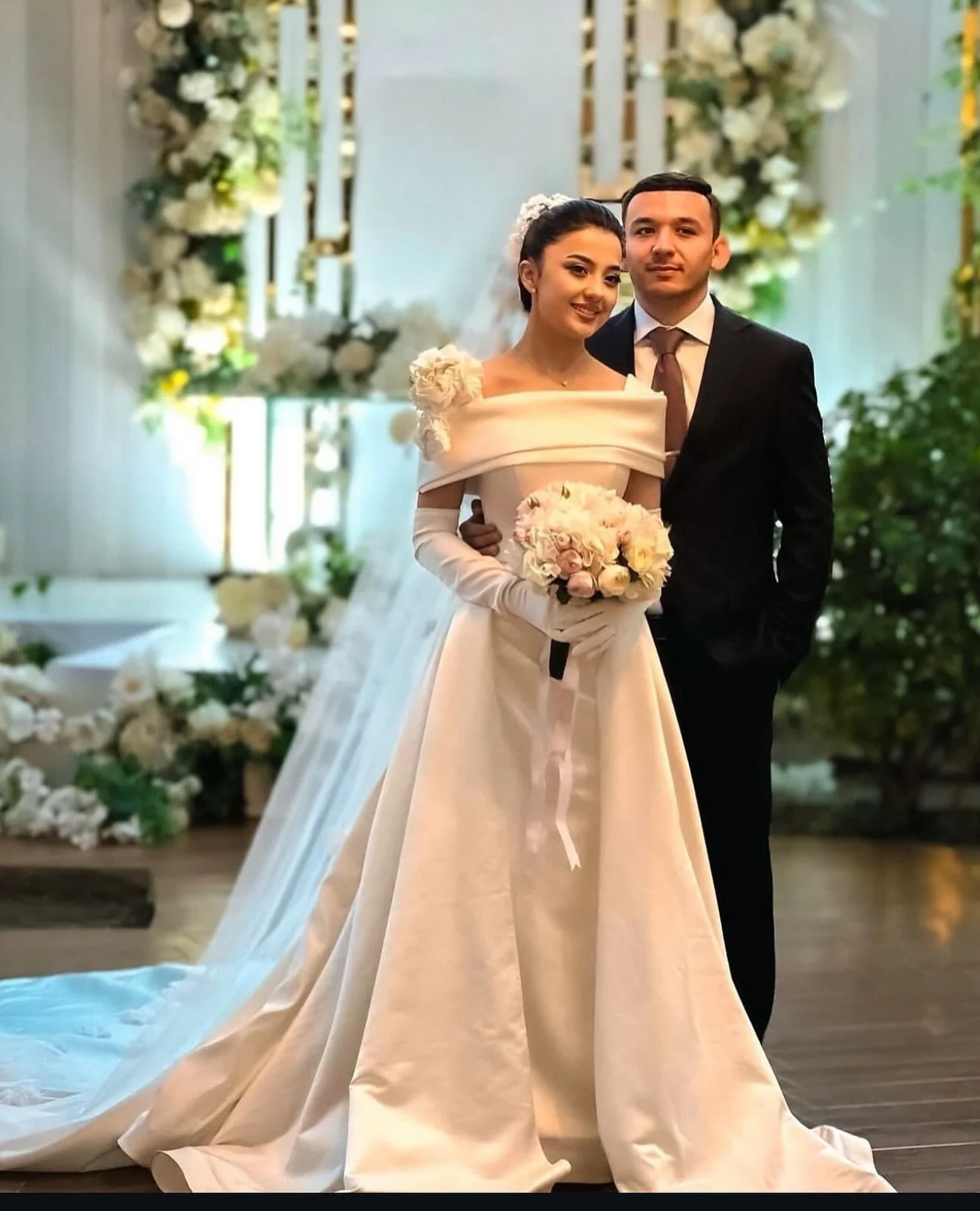 Gaun Pengantin Klasik Putih Sederhana yang Dapat Disesuaikan, Gaun Pesta Pengantin Satin Berkualitas Tinggi yang Lembut, Model Off-Shoulder dengan Detail Ruched