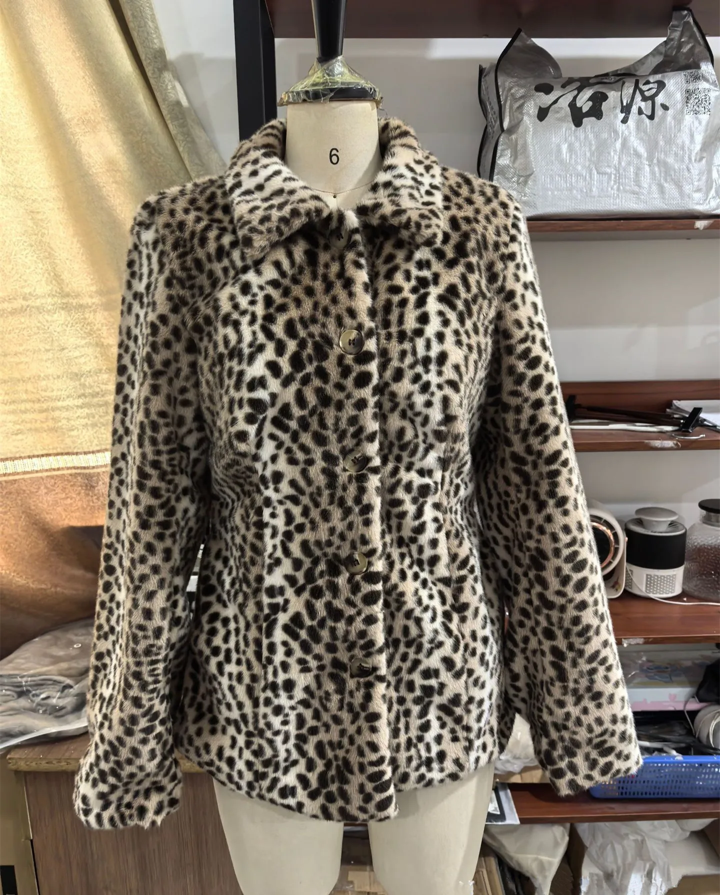 Modische Leopardenmuster-Kunstpelzjacken für Damen, schmal geschnitten, mit Revers, einreihig, langärmelig, Herbst/Winter 2026, neue warme Jacken – Detail 1