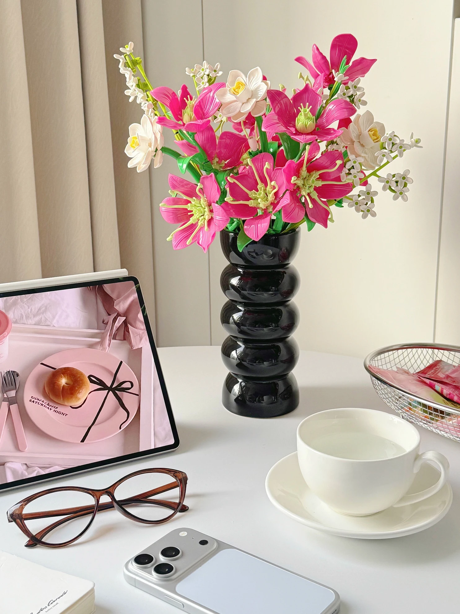 546-Piece Rose-Red Dahlia and White Jasmine Mixed Flower Building Block Bouquet Set, DIY Elegant Assembly of Everlasting Flowers, Rose-Red Mixed Flower Building Block Bouquet Decoration, Home/Office Decoration