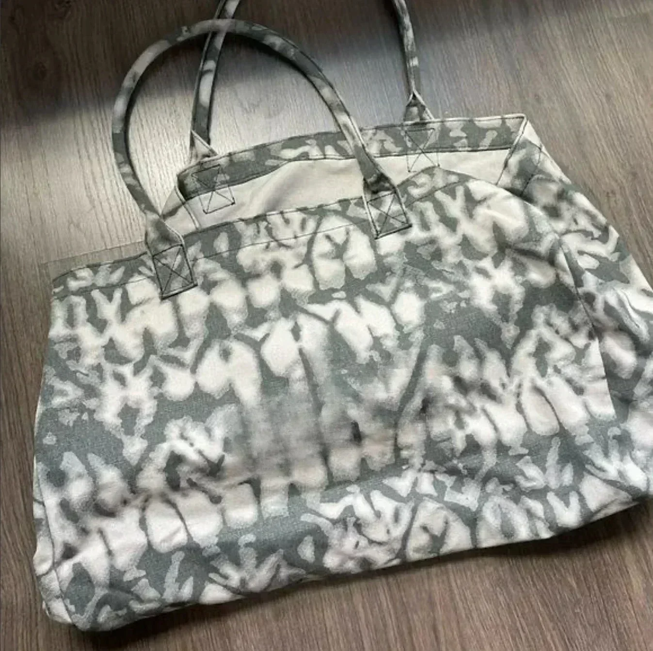 

LO Large Capacity Camouflage Fabric Shoulder Bag with Dry Wet Separation, Handbag for Exercise and Fitness Storage