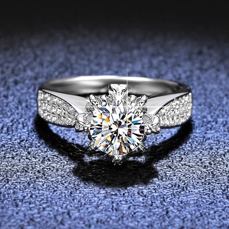 

18K gold women's ring PT950 platinum 1 carat D color moissanite wedding ring four-claw round flower head group set with diamonds