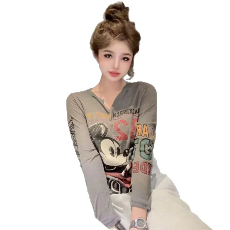 Damska koszulka z nadrukiem Myszki Miki, nowość na jesień 2025, modna i stylowa, dopasowany krój i efekt wyszczuplający.