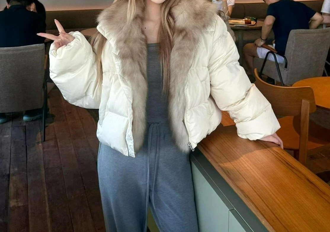 سترة منتفخة قصيرة مع ياقة كبيرة من الفرو للنساء 2025 شتاء دافئ سميك عالي الجودة متعدد الاستخدامات سترة منتفخة غير رسمية