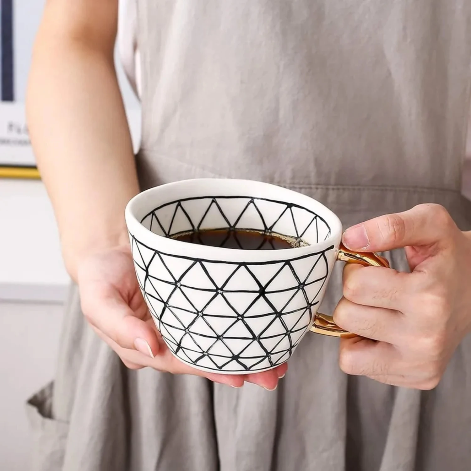 Taza de café de cerámica grande con diseño moderno en blanco y negro con mango dorado, 1 unidad, tazas de té de 330ml, vasos elegantes para café