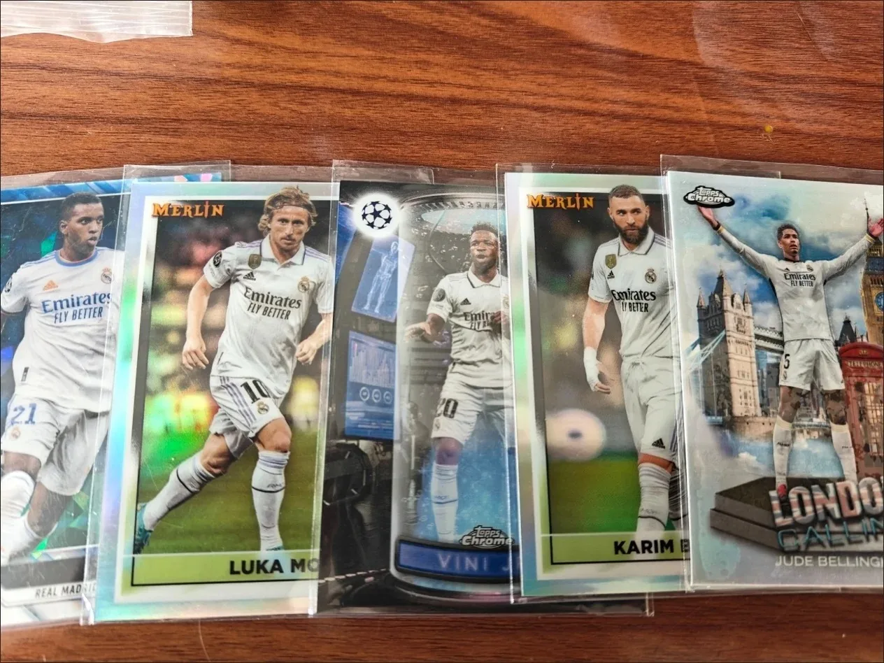 Topps di carte da collezione originali PANINI Football Star Topps. Configurazione garantita della carta della stella del calcio del Top Club, 1 confezione da 5 carte