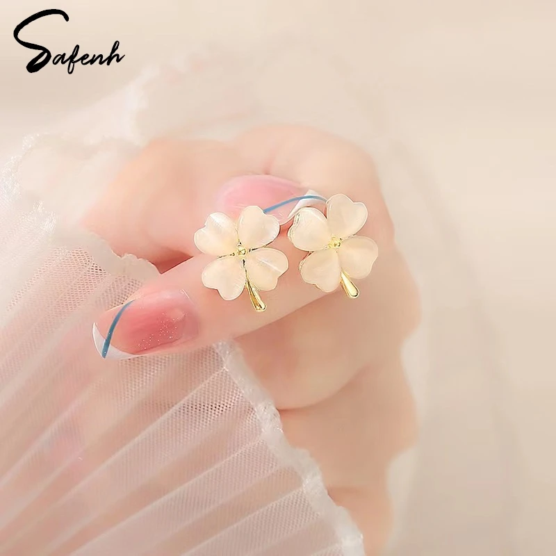 1Pcs Fashion Elegant Luxurious Four Leaf Clover Opal Stud Earrings For Women White Green Colour Earring Party Jewelry Gift