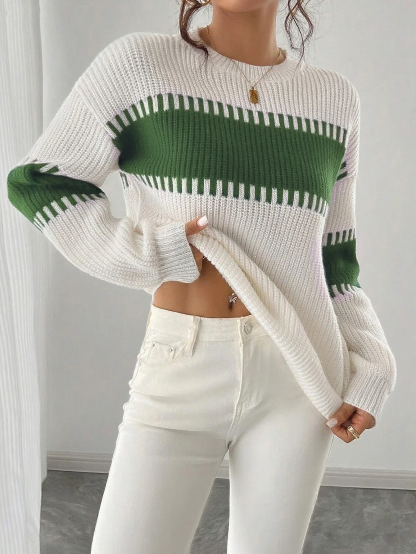Autumn and Winter St. Patrick's Day White and Green Color-Blocked Striped Crew Neck Sweater for Women, Drop Shoulder Long-Sleeve Chunky Knit Top, Casual Loose Pullover Knitwear, European and American Popular Style, Warm Base Layer for Outerwear, Fresh Forest Style Color-Blocking Lazy Style Women's Knitwear