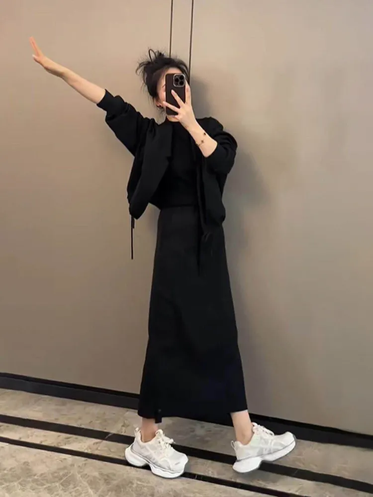 

Весенне-осенний комплект из трех предметов: укороченная женская куртка, приталенная базовая рубашка и юбка с высокой талией. Модный деловой стиль.