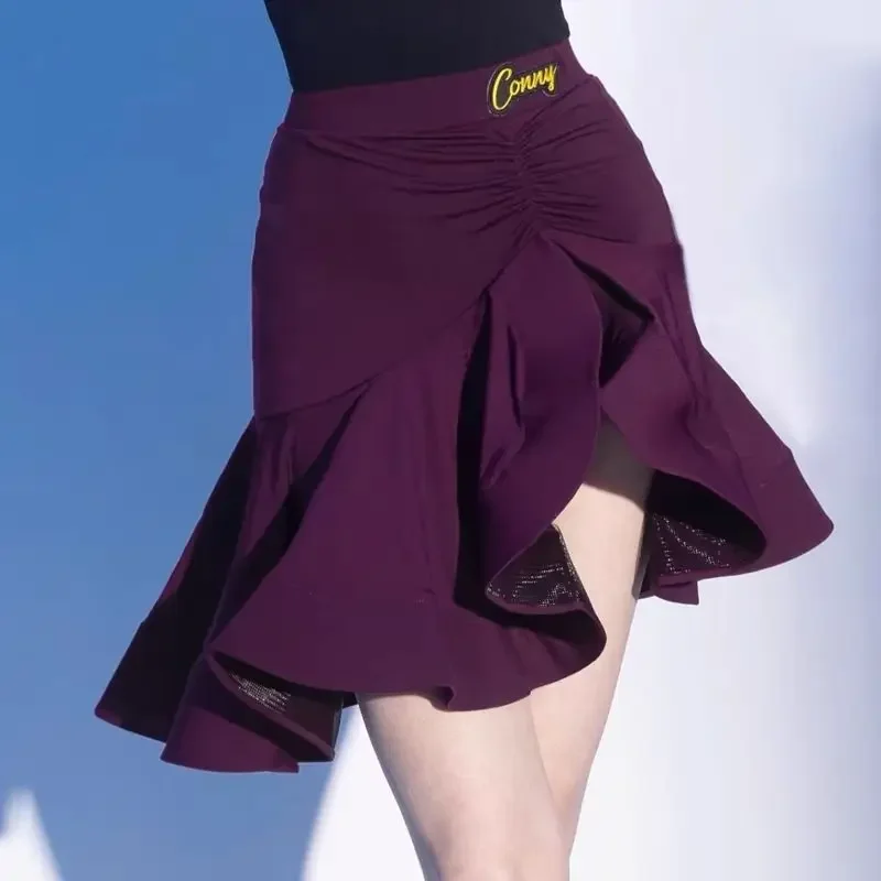 Zestaw do tańca latynoamerykańskiego dla dziewcząt: czarny trykot typu halter, fioletowa spódniczka z falbankami, kostium do samby, rumby i tańca liniowego dla kobiet.