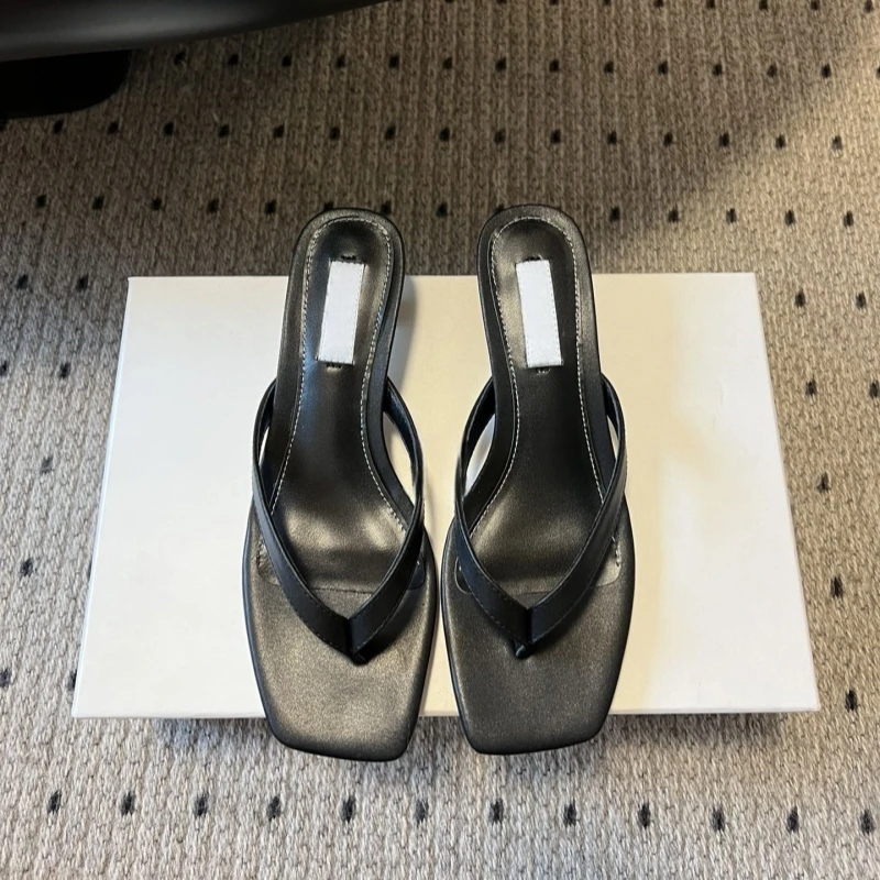 Sandal jepit wanita model baru musim panas 2025, retro, ujung persegi, hak rendah, kulit, serbaguna, ujung terbuka, hak kucing, hak ramping