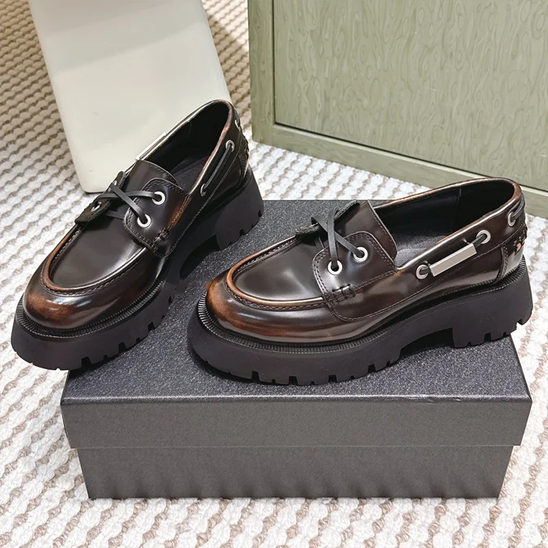 Mocasines de mujer de piel de vaca con corte de borde de alta calidad con suela gruesa y suela integrada de goma para moldear zapatos 25062313