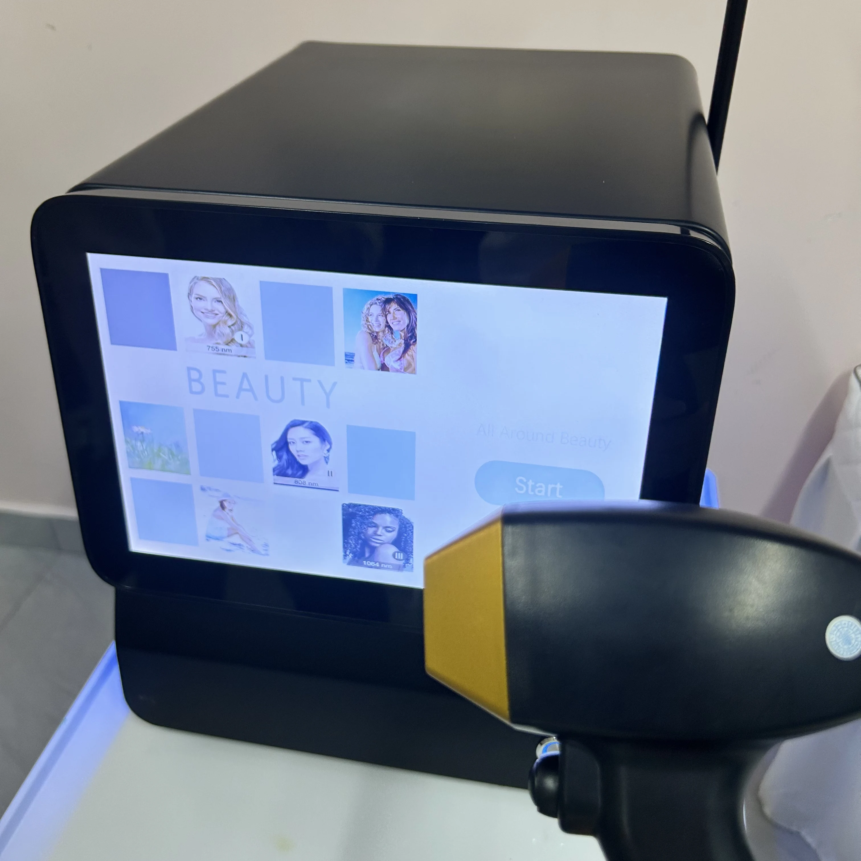 

Professional Diode Laser Hair Removal Machine 3 Wavelength Ice Cooling Painless Permanent Hair Removal Device For Beauty Salon