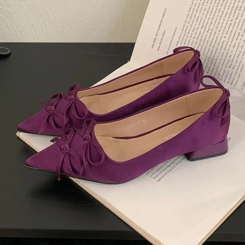 

Брендовые атласные туфли на массивном каблуке с острым носком, женские элегантные туфли с бантом и мелким дизайном для вечеринок, модные роскошные дизайнерские туфли-лодочки для женщин