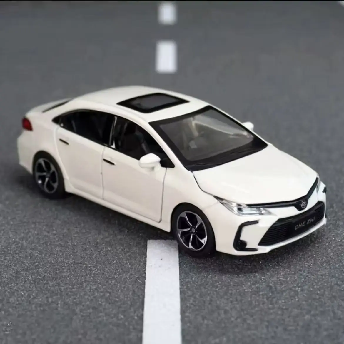 

1:32 Simulation Corolla Diecast Model Car Alloy Metal Toy Sound Light Open Doors Pull Back Children Educational Toy Boys Gift