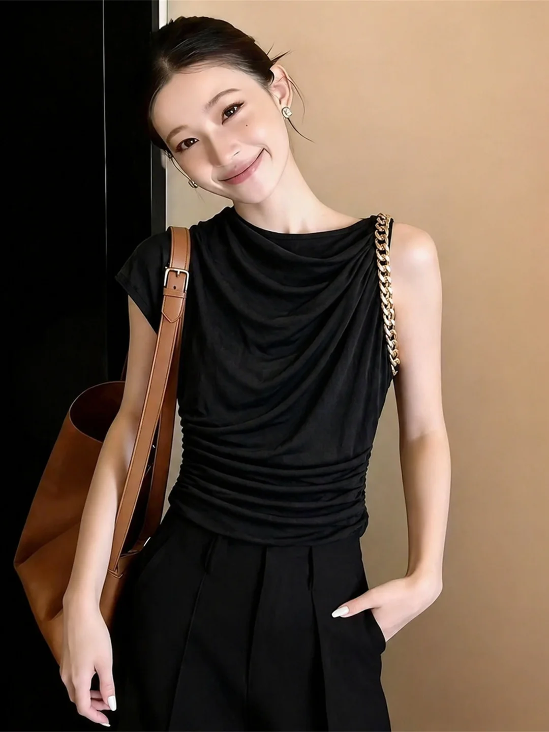 

Slimming Design Black Crew Neck T-Shirt Commute Style Korean Version Fashionable Trendy Top Light Luxury Atmosphere Summer 2026