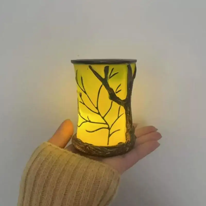 incantevole-lampada-da-tavolo-in-resina-a-tema-foresta-con-luce-calda-e-morbida-luce-notturna-con-motivo-albero-magico-per-e