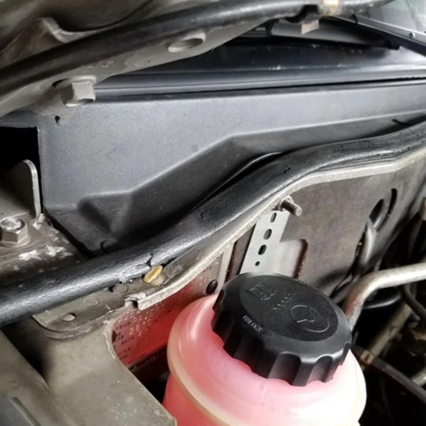 

Надежный резиновый уплотнитель капота автомобиля для Pajero Montero Shogun V93 V97 V98 V95 2007-2020 5902A054