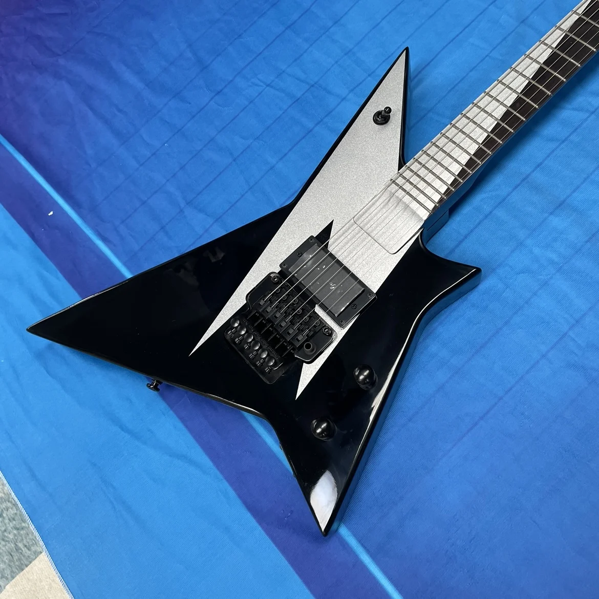 6-string electric guitar, mahogany body with silver and black contrasting veneer guitars, Beginner's electric guitarra