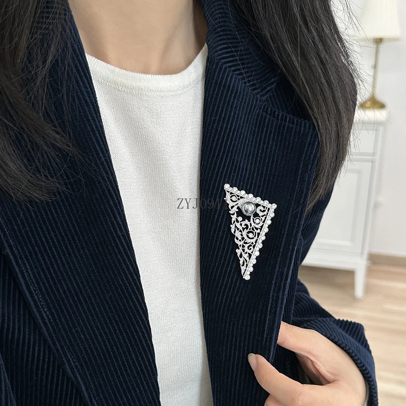 Брошь с жемчугом и треугольником и бриллиантами, высококачественная изысканная модная брошь-булавка, нишевый дизайн одежды, ювелирные изделия