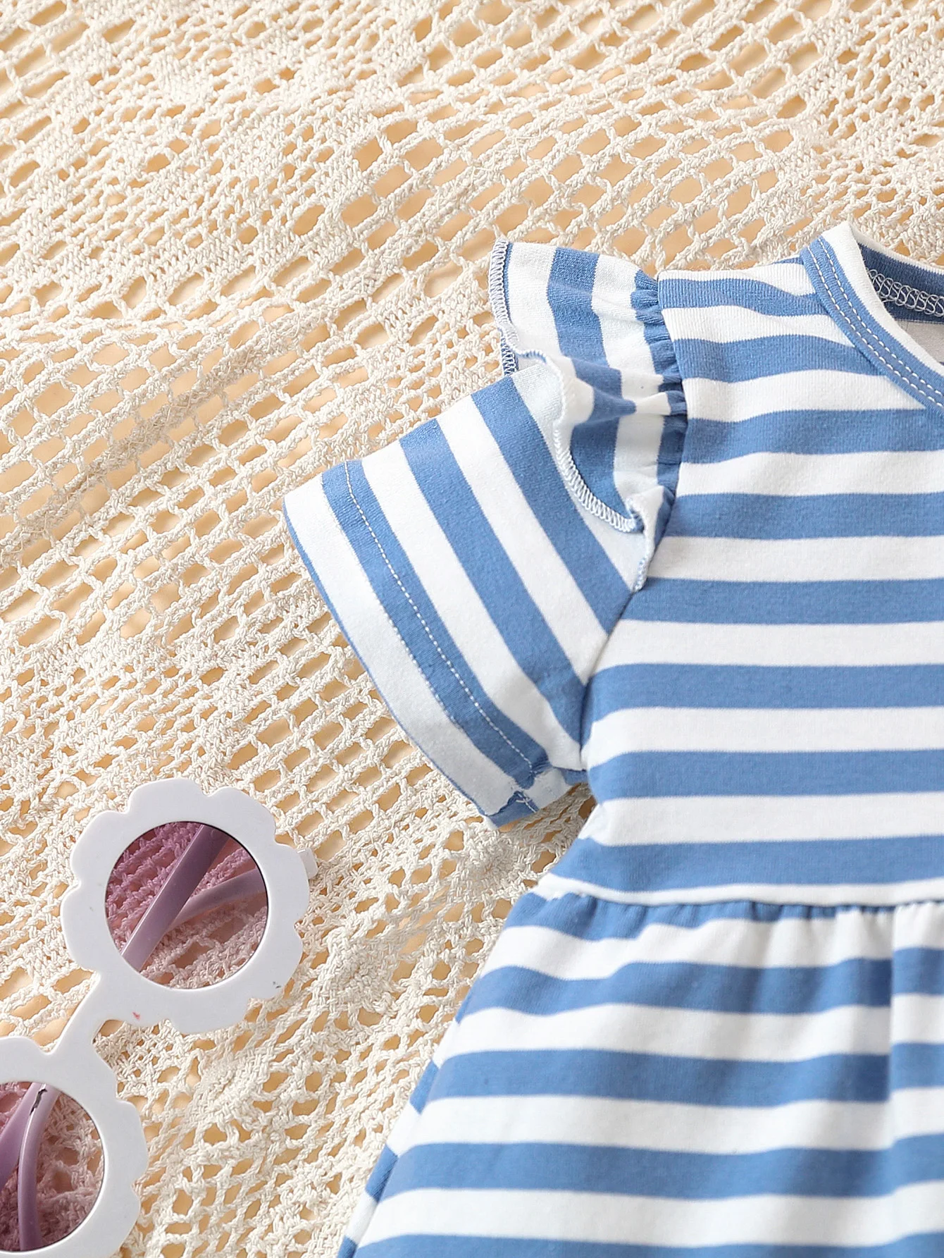 2-teiliges Sommer-Outfit-Set für Babys mit gestreiften Rüschenärmeln, Spitzenknopf-Peplum-Oberteil und Hose mit Rüschenbesatz, Freizeitkleidung für 6–18 Monate – Detail 4