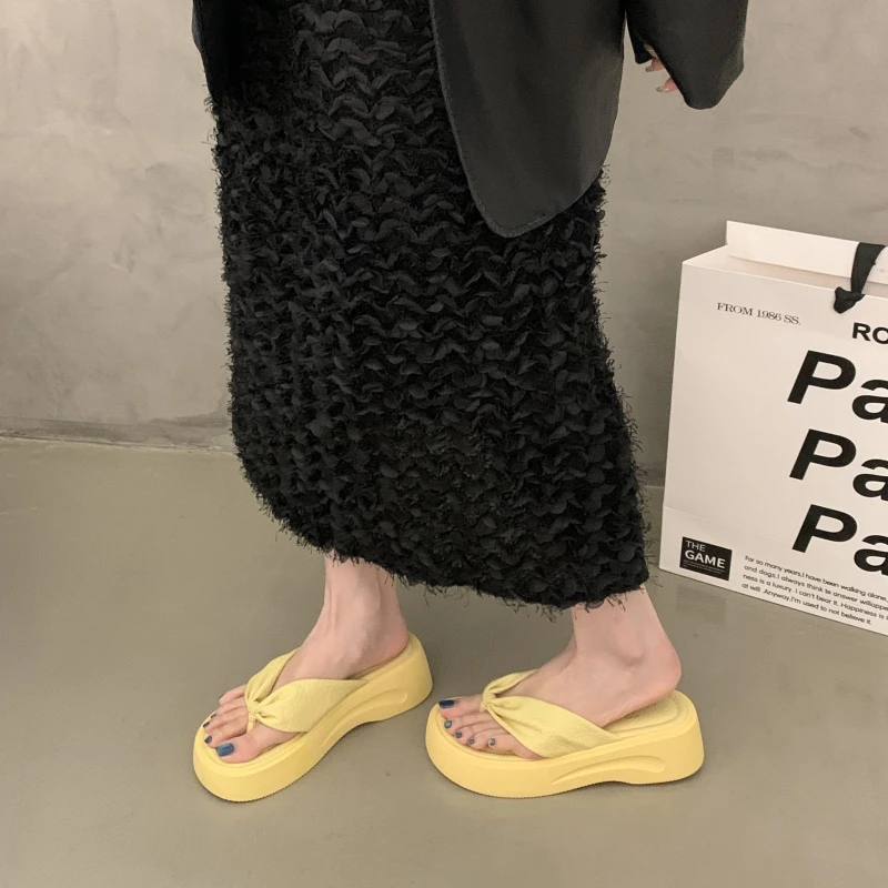 Extremely Beautiful Simple Thick-Soled Height-Increasing Flip-Flops for Women, Summer 2026 New Style, Comfortable Beach Slippers