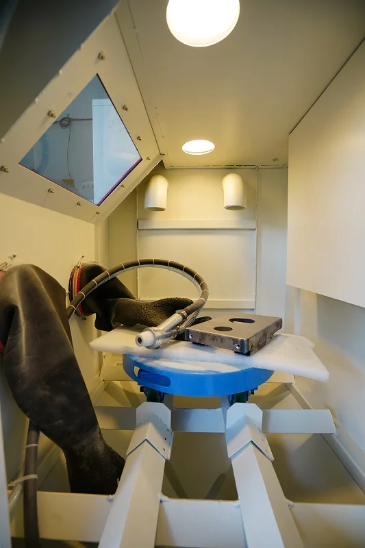 Manual Dry Sandblasting Machine Suction Sand Blasting Cabinet