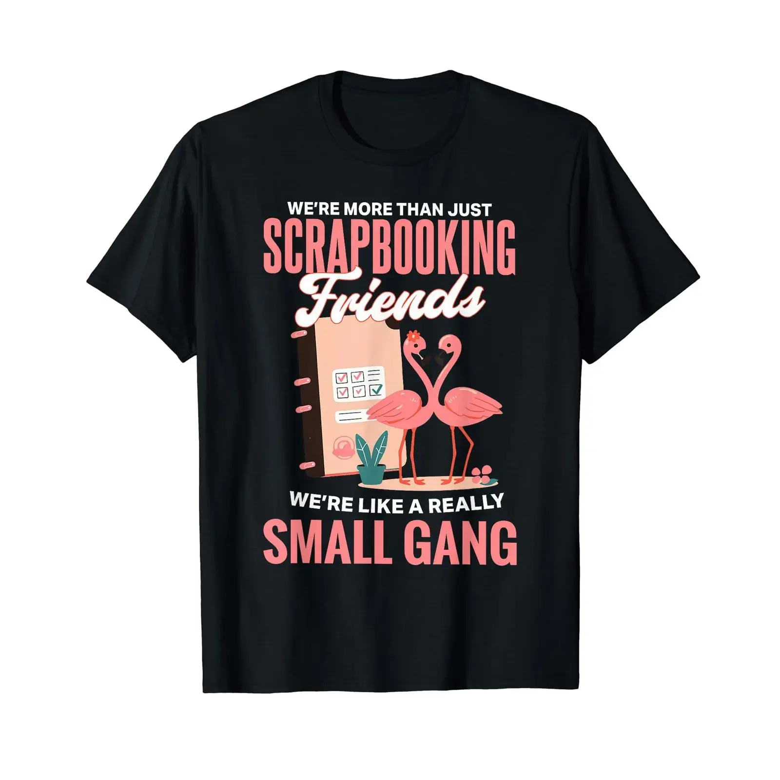 T-shirt vintage lavé et polyvalent avec motif graphique élégant et confortable, idéal pour le scrapbooking, les loisirs créatifs et les groupes d'amis Flamingo Crafters.