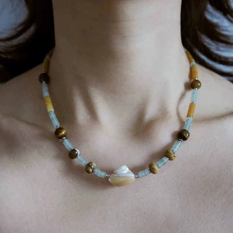 

2025 New Arrival Autumn Winter Fashion Natural Stone Dianthus Beads Shell Pendant Design Versatile Retro Necklace Clavicle Chain