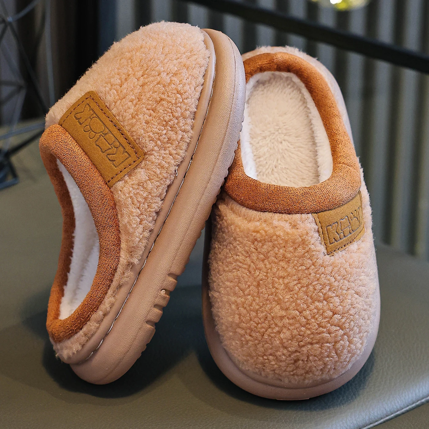 

Детские тапочки простые и повседневные, подходящие для учащихся для проживания в домашних помещениях, большие, средние и маленькие. Они модные