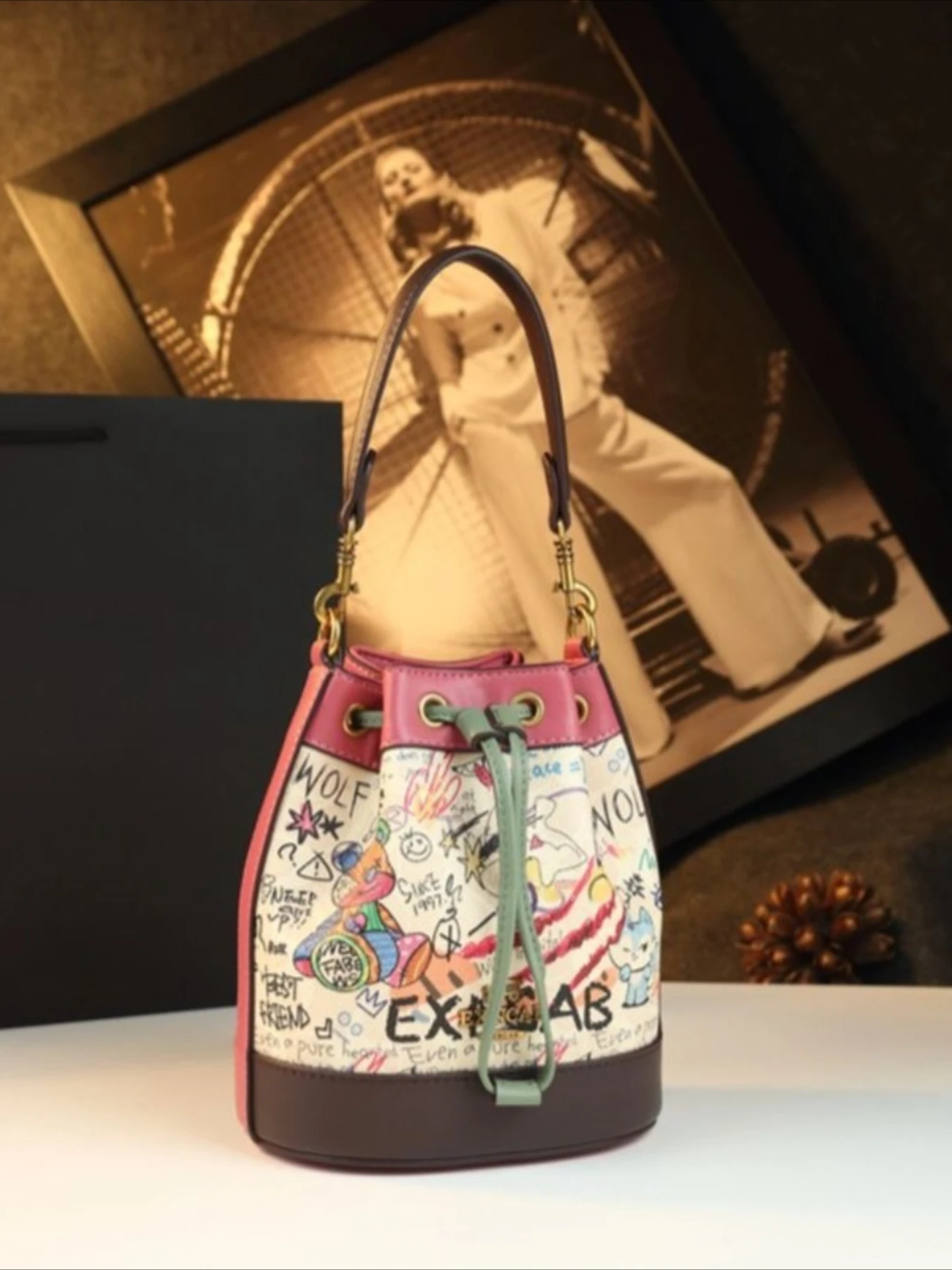 

2026 New Fashion Graffiti Printed Drawstring Bucket Bag Crossbody Bag Trendy Large Capacity Women's Bag