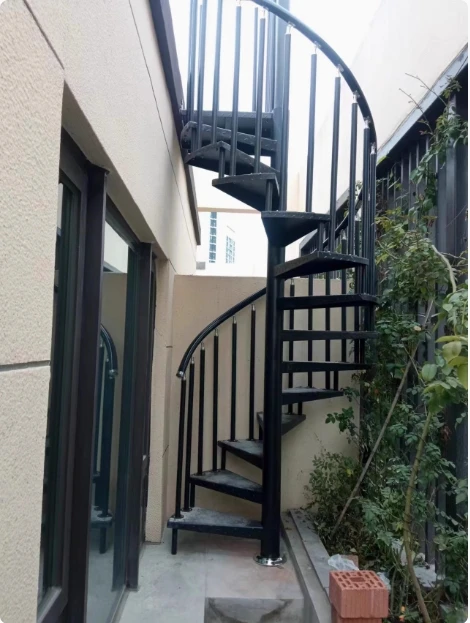 Customization Modern Prefabricated Indoor and Outdoor Spiral Staircase Durable Steel and Iron with Wooden Treads