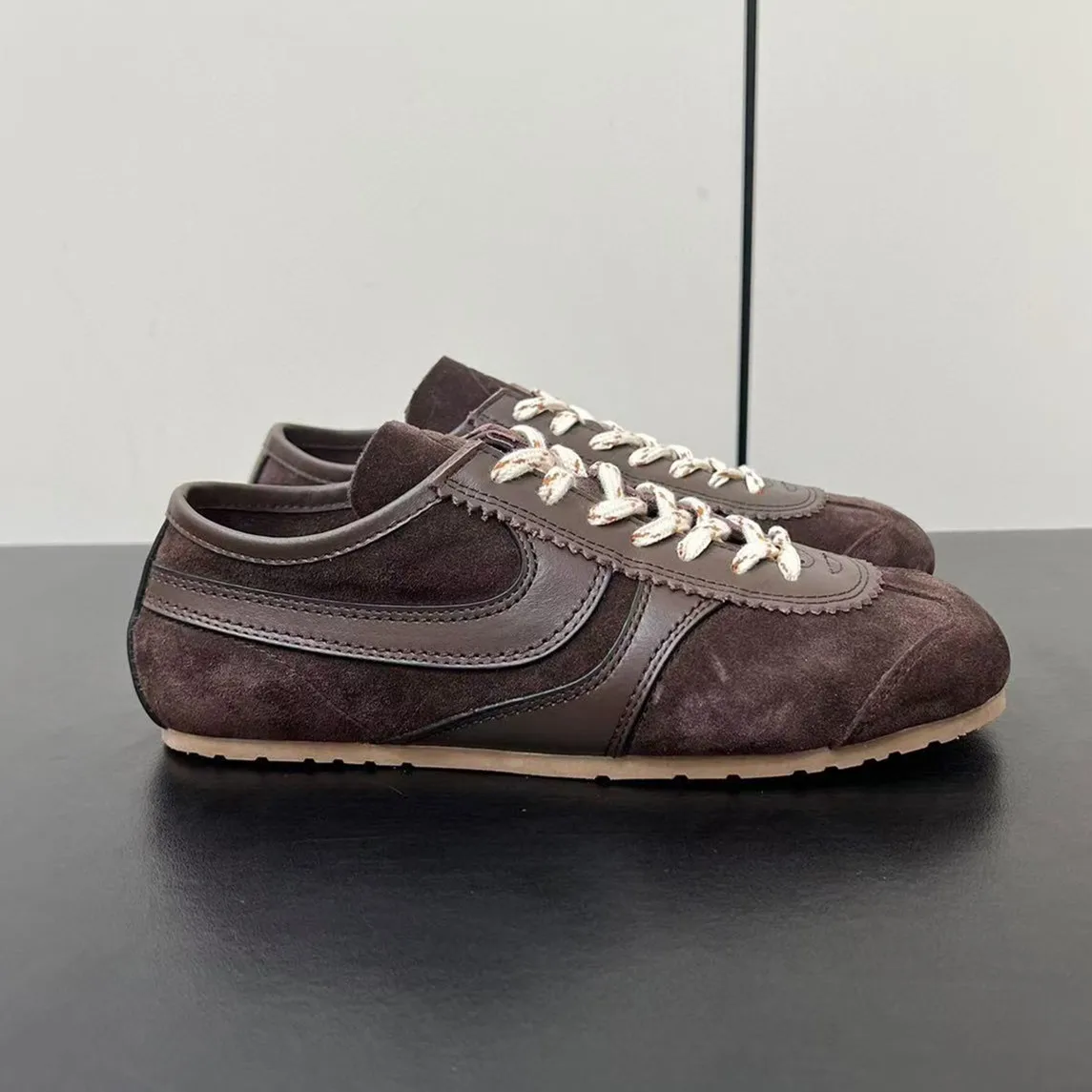 

White shoes for women, new thick soled German training shoes, retro lace up flat shoes, versatile board shoes for men