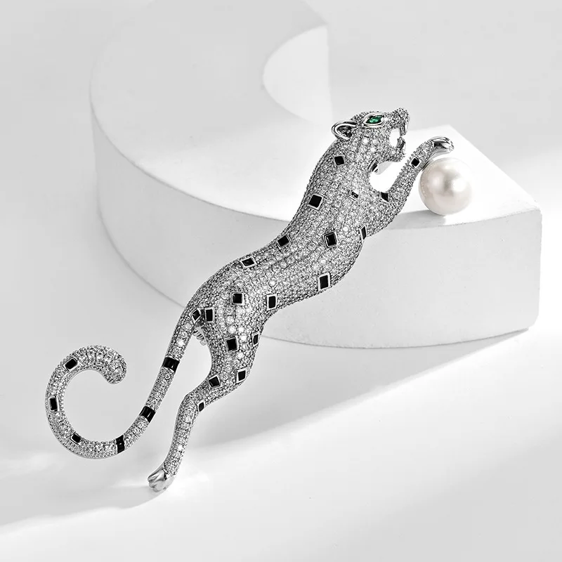 Luxury Micro-inlaid Zircon Overbearing Leopard Brooch Delicate Freshwater Pearl Coat Women and Men Accessories Fashion Corsage