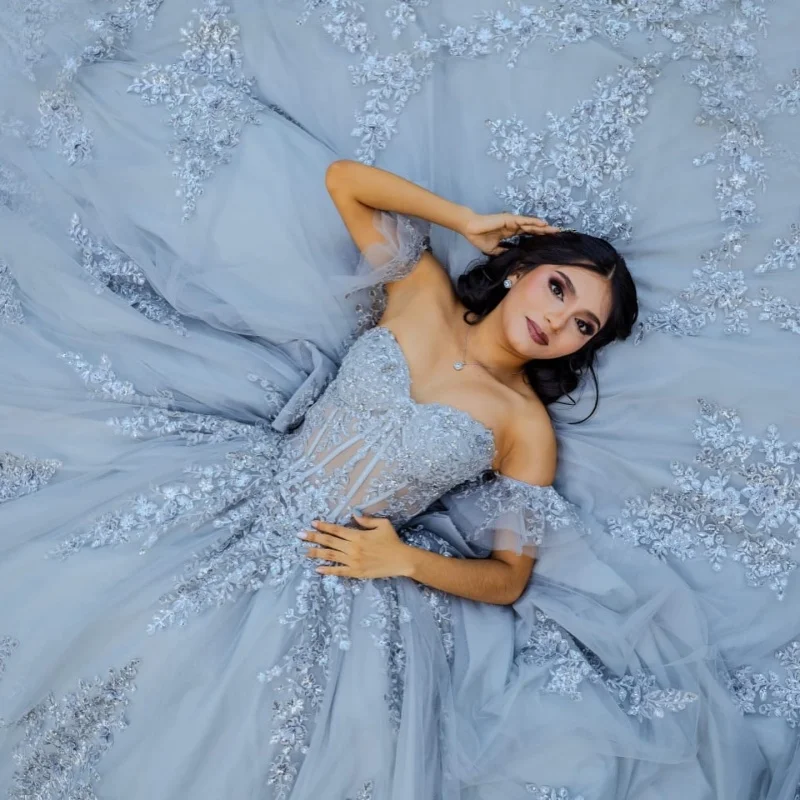 

Платье для квинсеаньеры Haze Blue с открытыми плечами, блестящими кристаллами, цветочным декором, длинным шлейфом и бантом, vestidos de 15 Quinceanera ﻿ Индивидуальный заказ