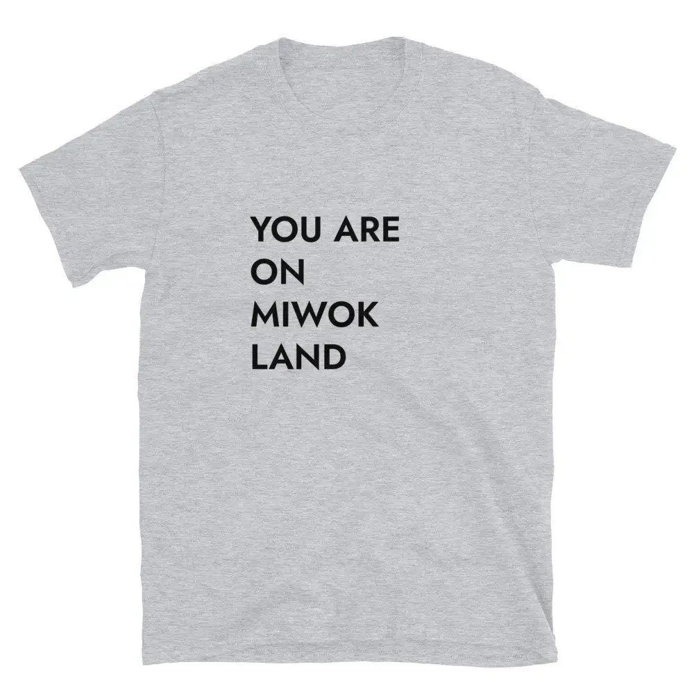 Das T-Shirt „You Are On Miwok Land“ ist klein geschnitten