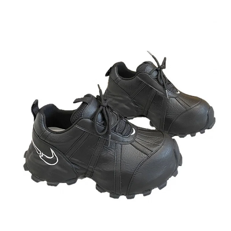 Scarpe da ginnastica nere con suola spessa per donne 2025 Autunno nuove scarpe da ginnastica casual leggere che aumentano l'altezza