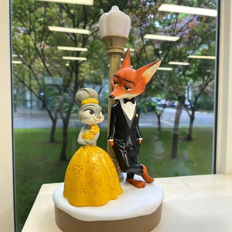 Enesco Disney Showcase Collection Zootopia Judy Hopps Nick Wilde Figura Iluminada con Vestido Formal, Personalizable, Regalo de San Valentín